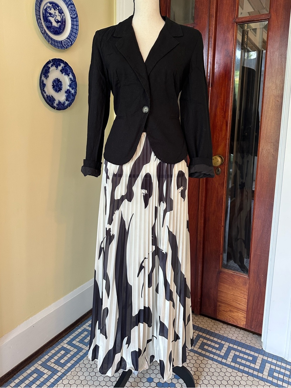 Abstract Print Black & White Pleated Pull-On Statement Maxi Skirt, Size L